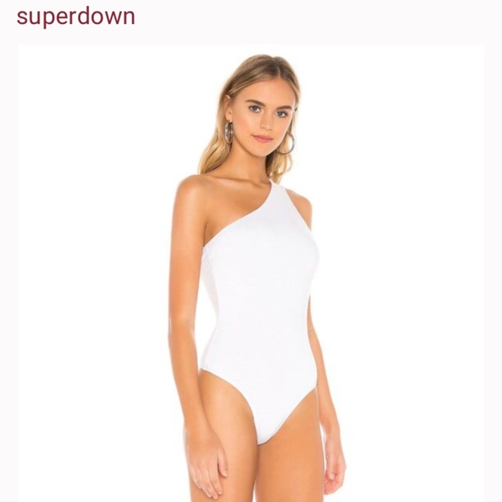 Revolve Superdown Devonne One Shoulder Bodysuit I… - image 3